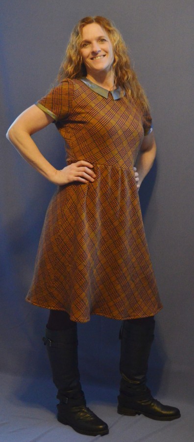Short sleeved dress with contrast collar in vintage plaid knit